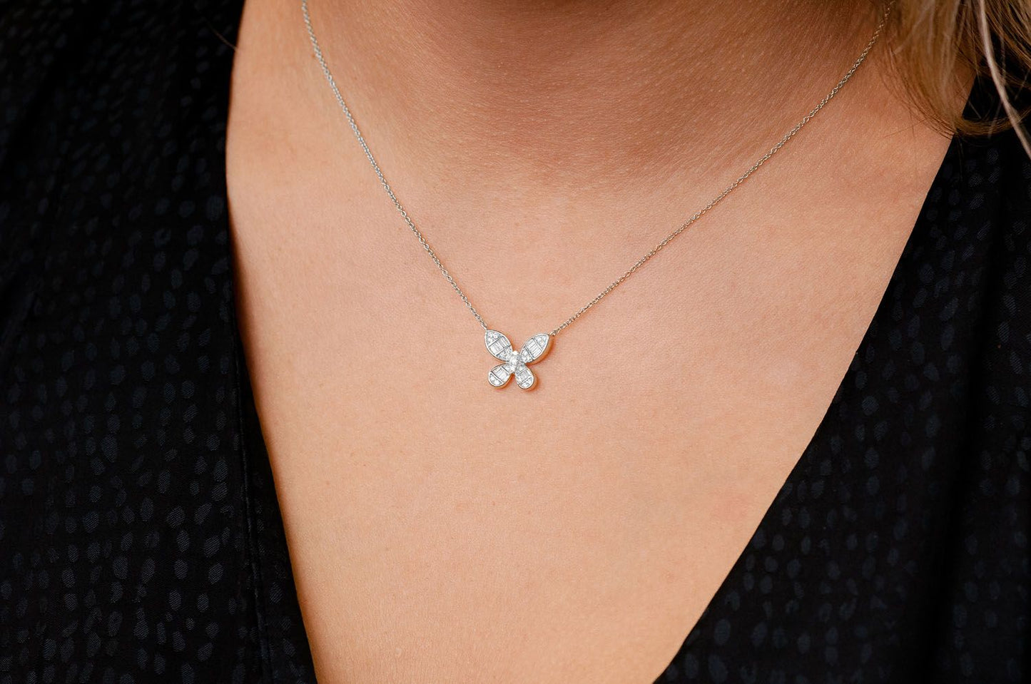 COLIER CU DIAMANTE FORMAT BAGHETĂ FLUTURE, CONECTATE, AUR MASIV DE 14K, 0.33CTW