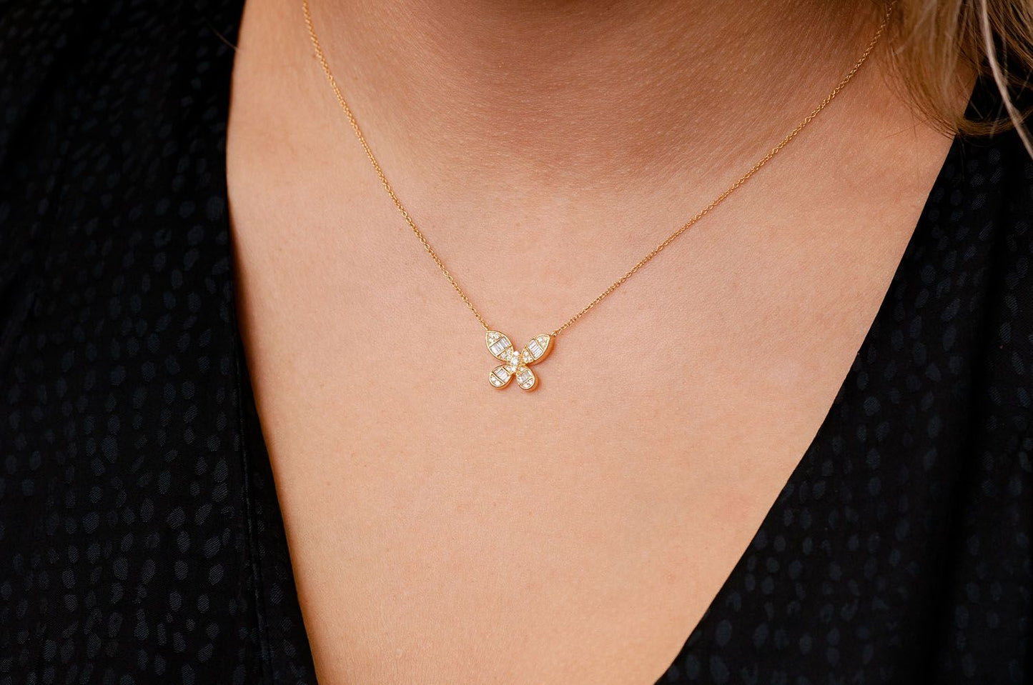 COLIER CU DIAMANTE FORMAT BAGHETĂ FLUTURE, CONECTATE, AUR MASIV DE 14K, 0.33CTW