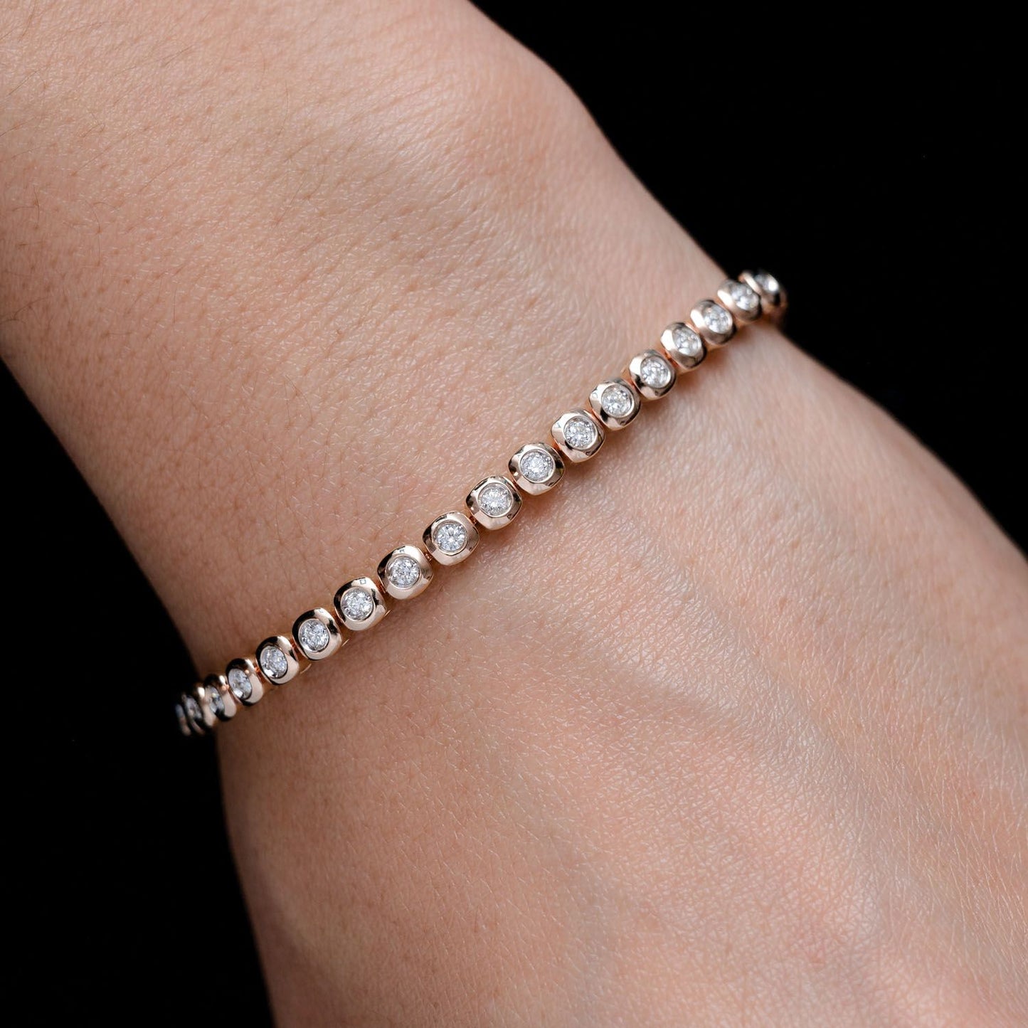 BRĂȚARĂ CU LUNETĂ PĂTRATĂ ȘI ZANE DE DIAMANT, AUR MASIV DE 14K, 1.30CT