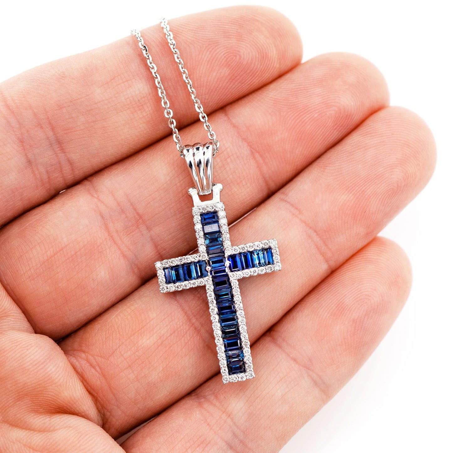 COLIER CU PANDANTIV CU CRUCĂ DE SAFIR ȘI HALO DE DIAMANTE ATAȘAT, AUR MASIV DE 14K, 2.90CT