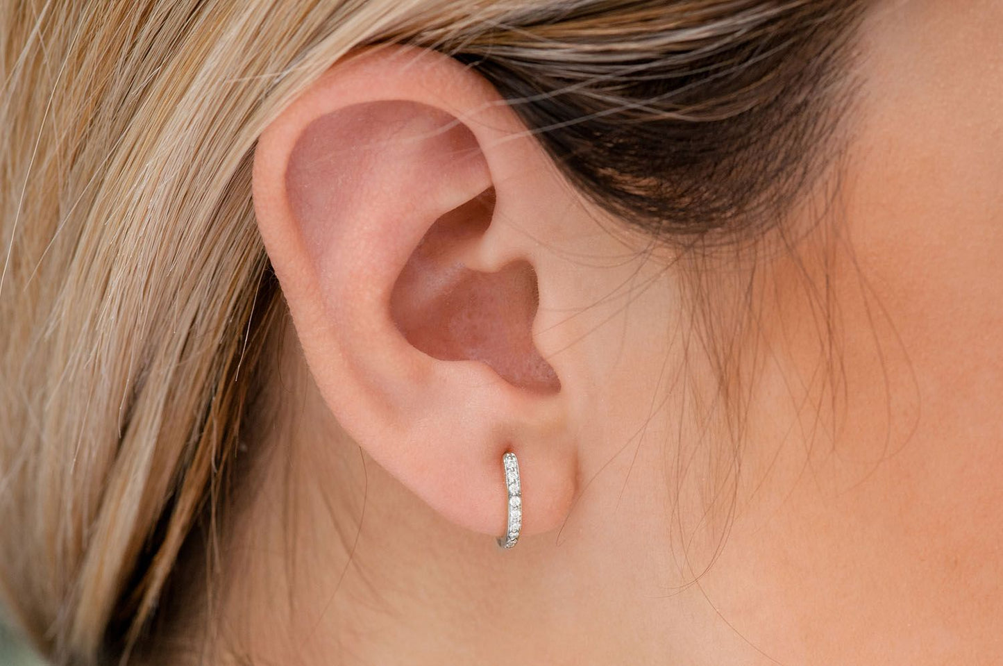 CERCEI CU DIAMANTE, FORMAT ROTAR, AUR MASIV DE 14K, 0.10CT