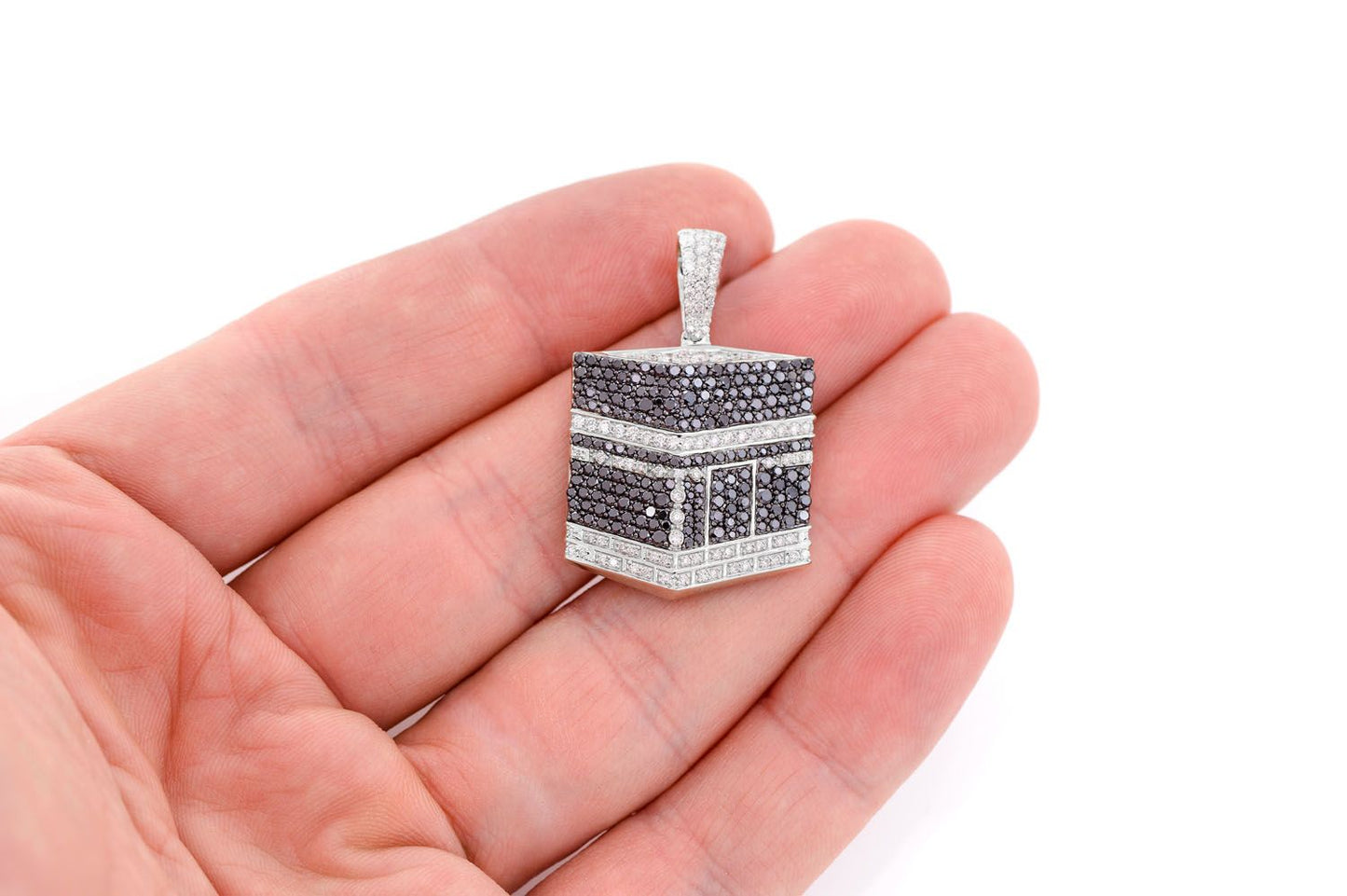 PANDANT KAABA CU DIAMANTE ALBE ȘI NEGRE, AUR MASIV DE 14K, 2.60 CT