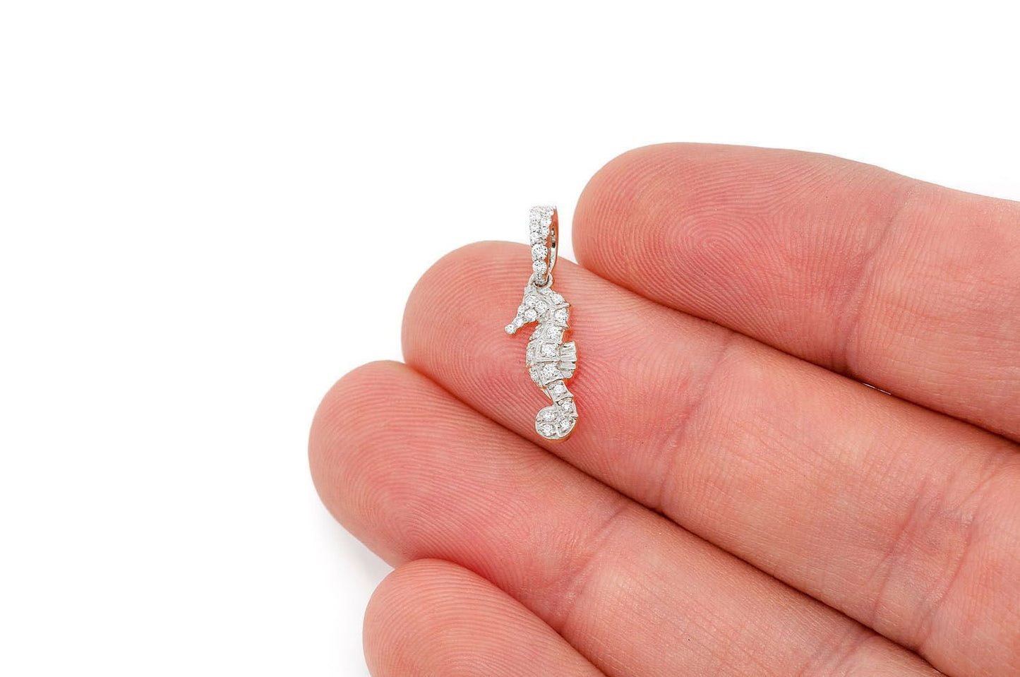 PANDANT CU DIAMANT CĂLUȚ DE MARE, AUR MASIV DE 14K, 0,15 CT