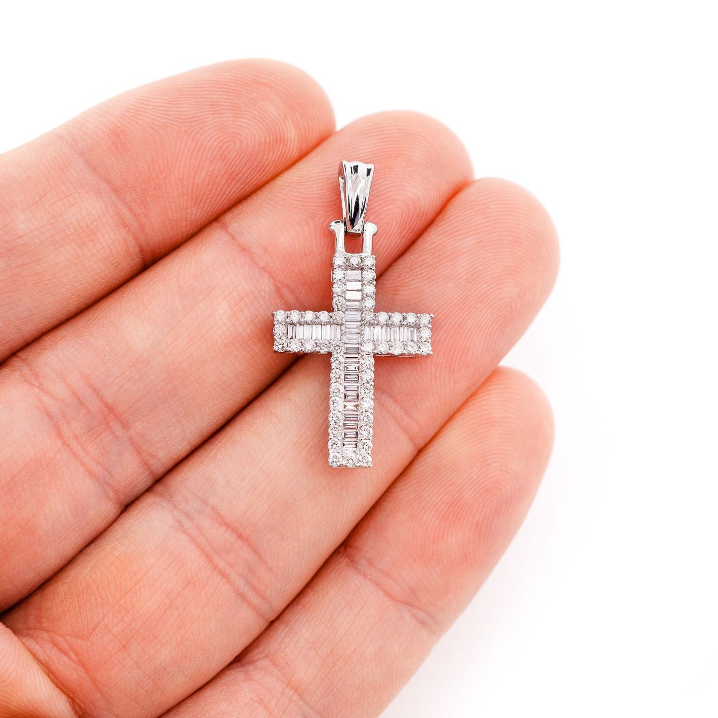 Pandantiv cruce cu diamant, aur masiv de 14K, 0.95 ct, model baghetă, cu halou