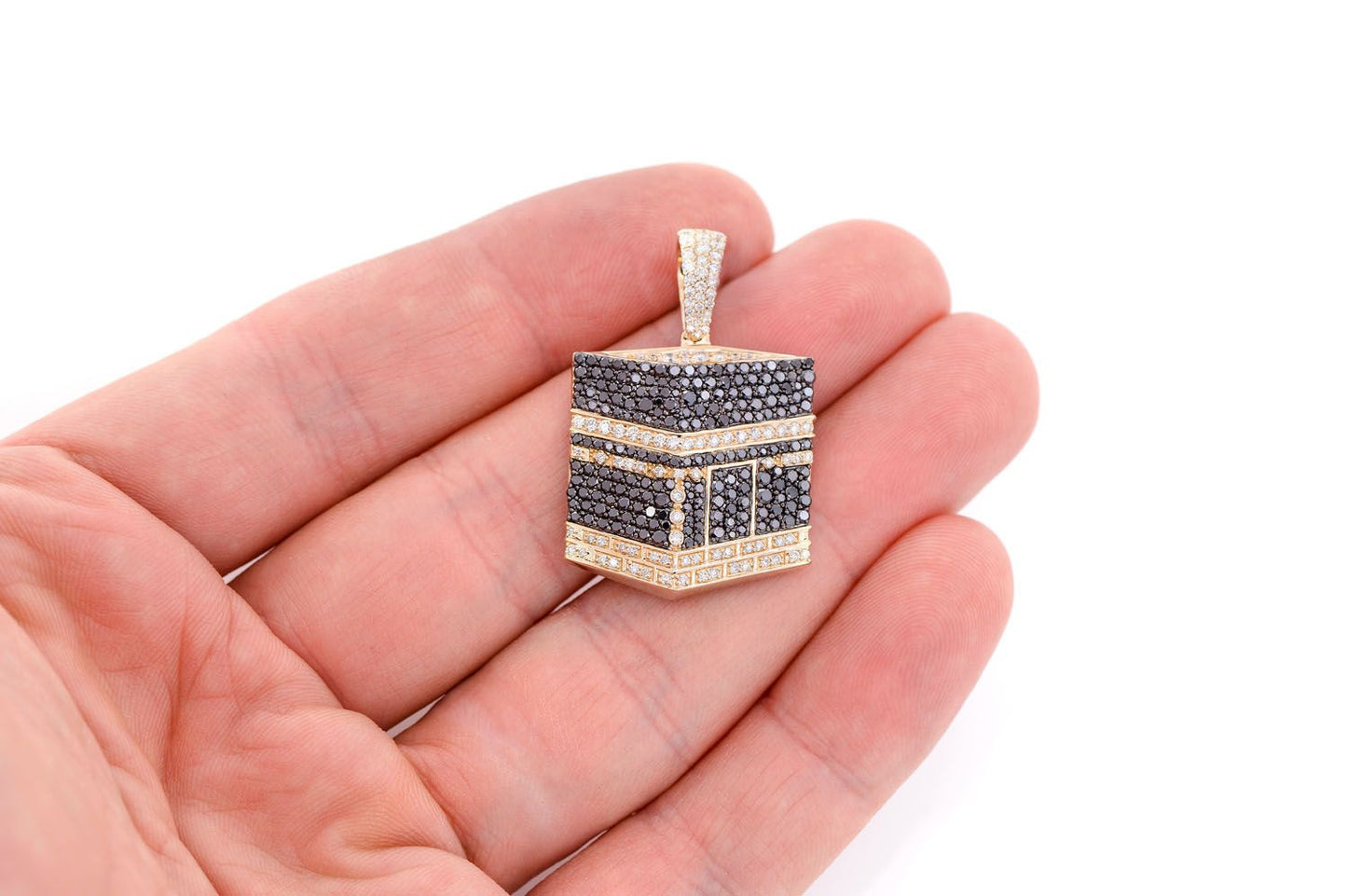 PANDANT KAABA CU DIAMANTE ALBE ȘI NEGRE, AUR MASIV DE 14K, 2.60 CT