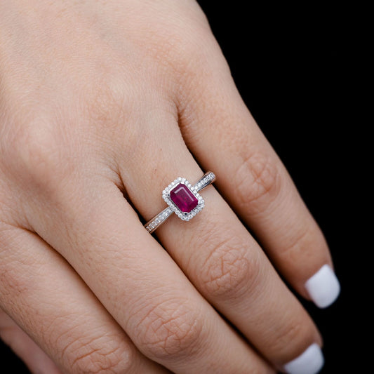 INEL CU RUBINU ȘI DIAMANT, TĂIETURĂ SMARALD, CU HALO, AUR MASIV DE 14K, 0.87CT