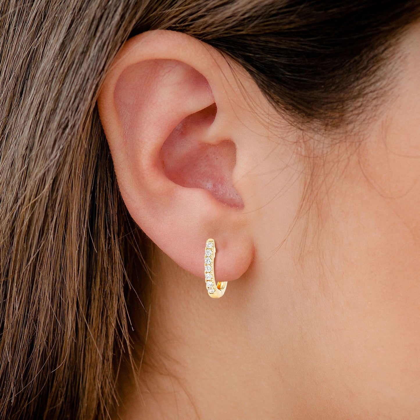 CERCEI OVALI CU UN RÂND, AUR MASIV DE 14K, 0.15CT