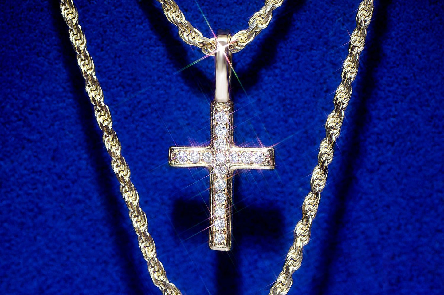 PANDANT CU DIAMANT CU CRUCE ÎN UNGHI, AUR MASIV DE 14K, 0,05 CT