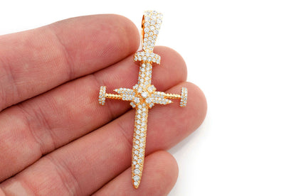 PANDANT CU DIAMANT ȘI CRUCE DE UNGHII, AUR MASIV DE 14K, 2,25 CT