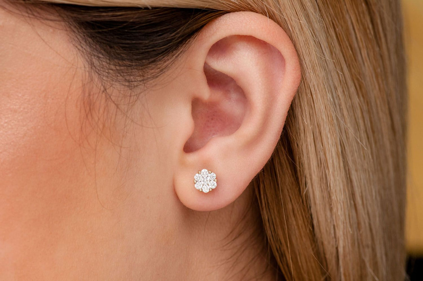 CERCEI CU DIAMANT ȘTIGAT CU FLOARE DE 0.75 CT AUR MASIV DE 14K