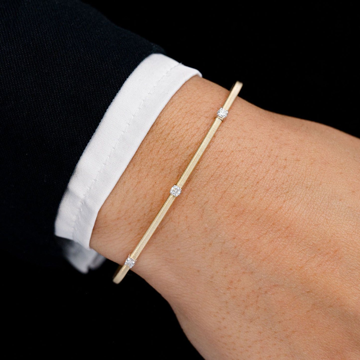 TEXTURED THREE STONE DIAMOND BANGLE BRACELET 0.15CTW 14K SOLID GOLD