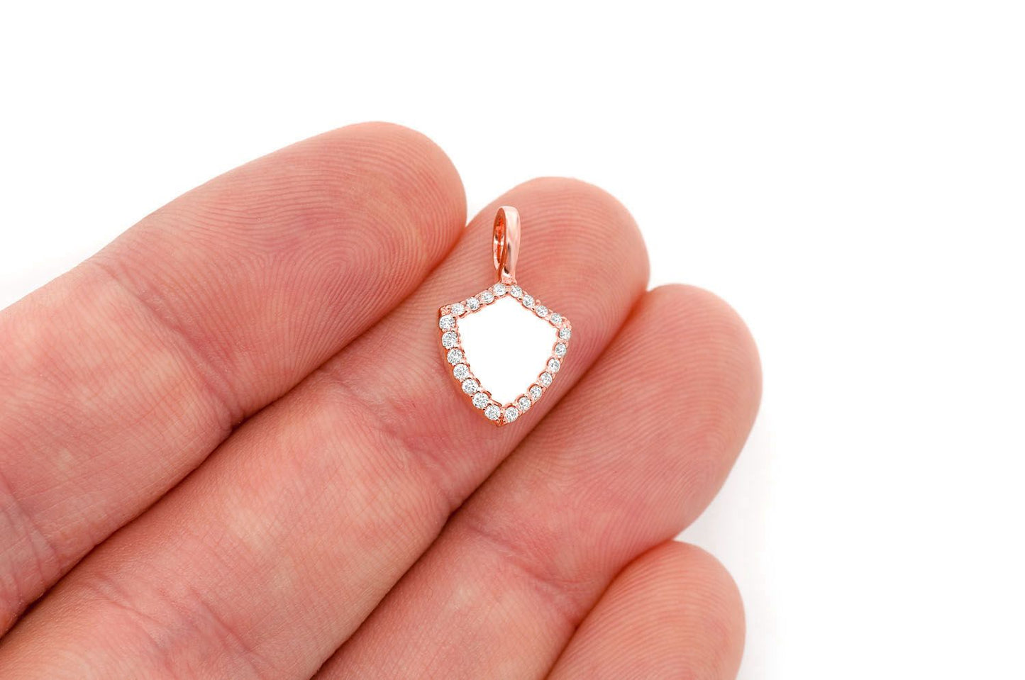 PANDANT GRAVABIL CU SCUT ȘI DIAMANT, AUR MASIV DE 14K, 0,20 CT