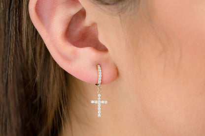 CERCEI CU DIAMANTE, FORMĂ CRUCE, AUR MASIV DE 14K, 0.40CT