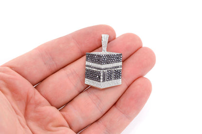 PANDANT KAABA CU DIAMANTE ALBE ȘI NEGRE, AUR MASIV DE 14K, 2.60 CT